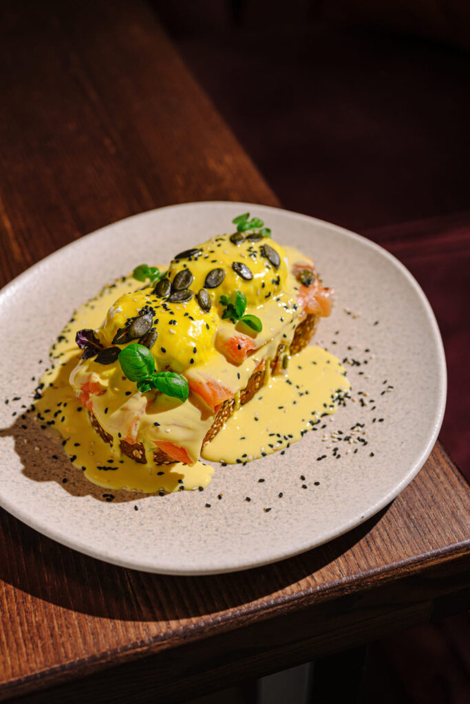 Toast benedict cu somon și avocado