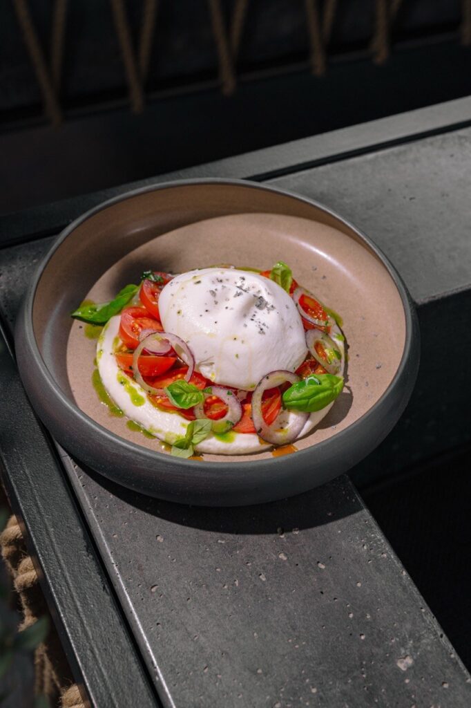 Salată cu burrata și roșii proaspete