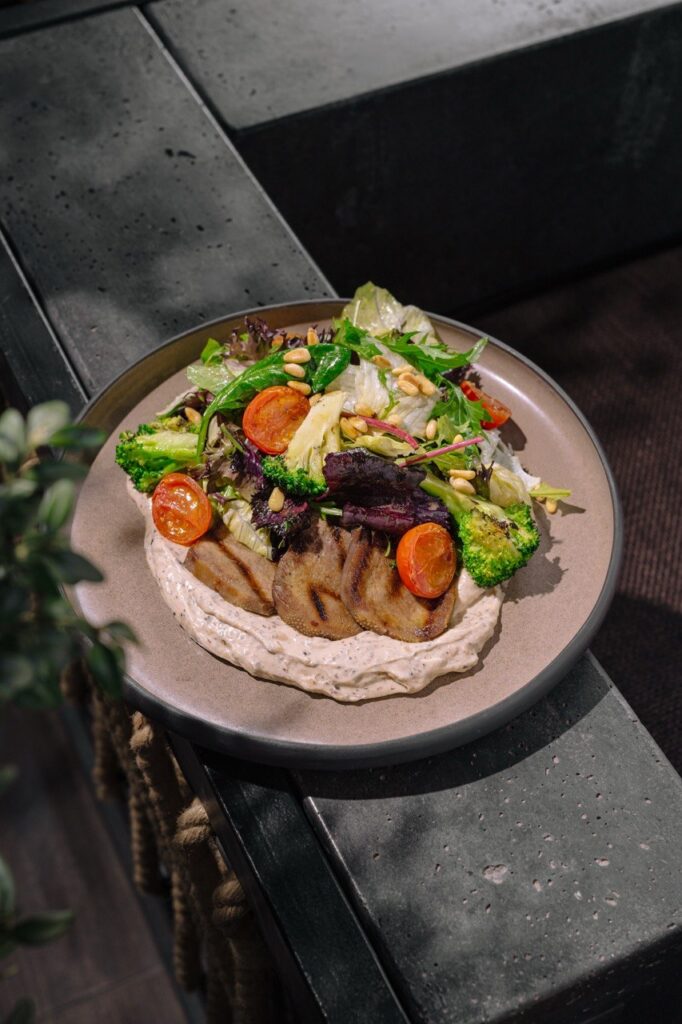 Salată cu limbă de vită și mousse cremos