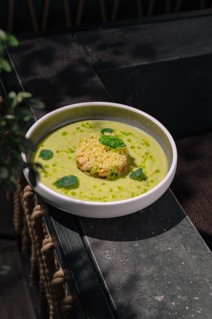 Supă cremă rece de avocado cu creveți