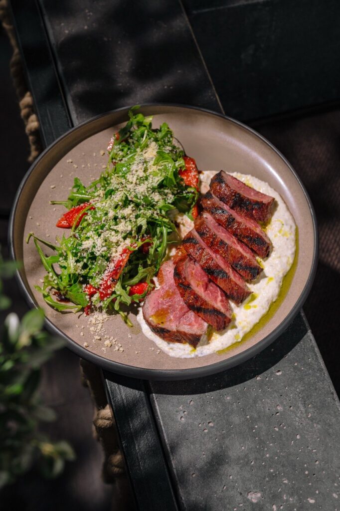 Tagliata de vitel cu rucola și parmesan
